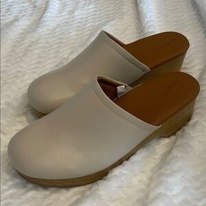Beige Slip-On Clogs universal thread size 9